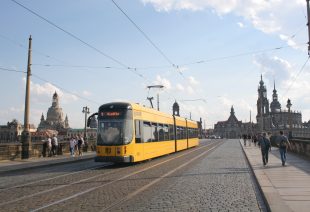 Dresden’s tram rolling stock consist mainly in low-floor vehicles already. This NGT D8DD, seen on the famous Augustus bridge, is one of 40 vehicles built by Bombardier Transportation in 2006 – 2008 has a width of 2.30 meters. The next vehicle generation will be 2.65 meters wide and will therefore offer higher passenger capacity and comfort. Foto: Urban Transport International