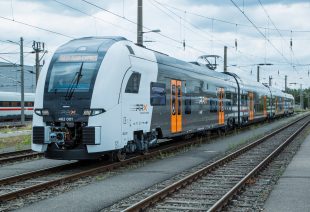 One of the 15 brand-new Siemens Desiro HC trains with two single-deck end cars and two double deck middle cars. Each train set has a total length of 105 meters and is able to transport up to 400 passengers.