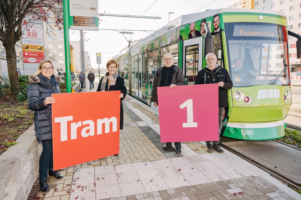 Slavnostní zahájení provozu na nové tramvajové trati v Magdeburgu do rezidenční čtvrti Kannenstieg 28. 11. 2021.jpg